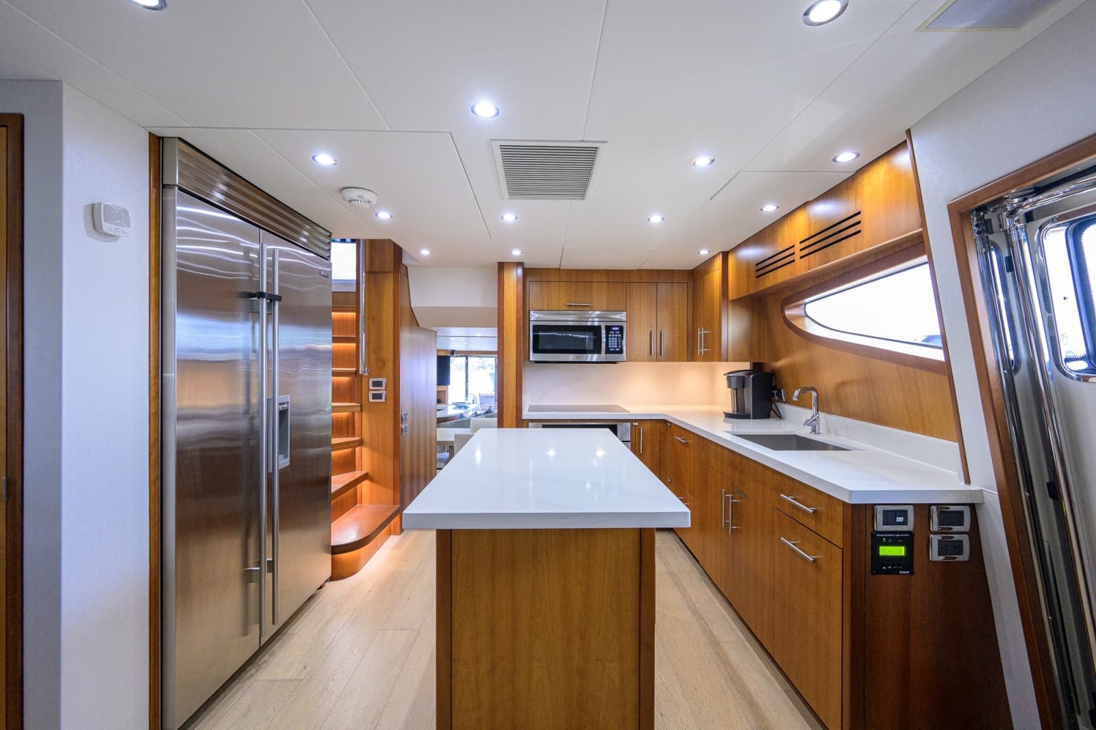 2013 Hatteras 80 Motor Yacht
