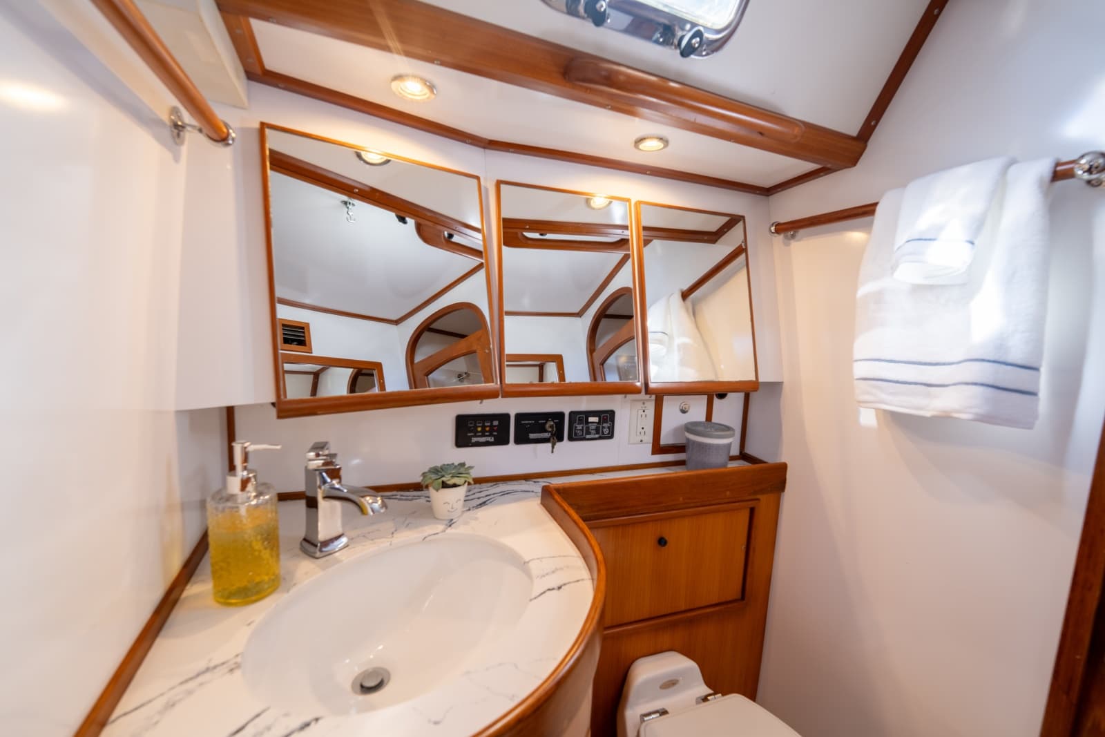 2004 Hylas 54 Center Cockpit