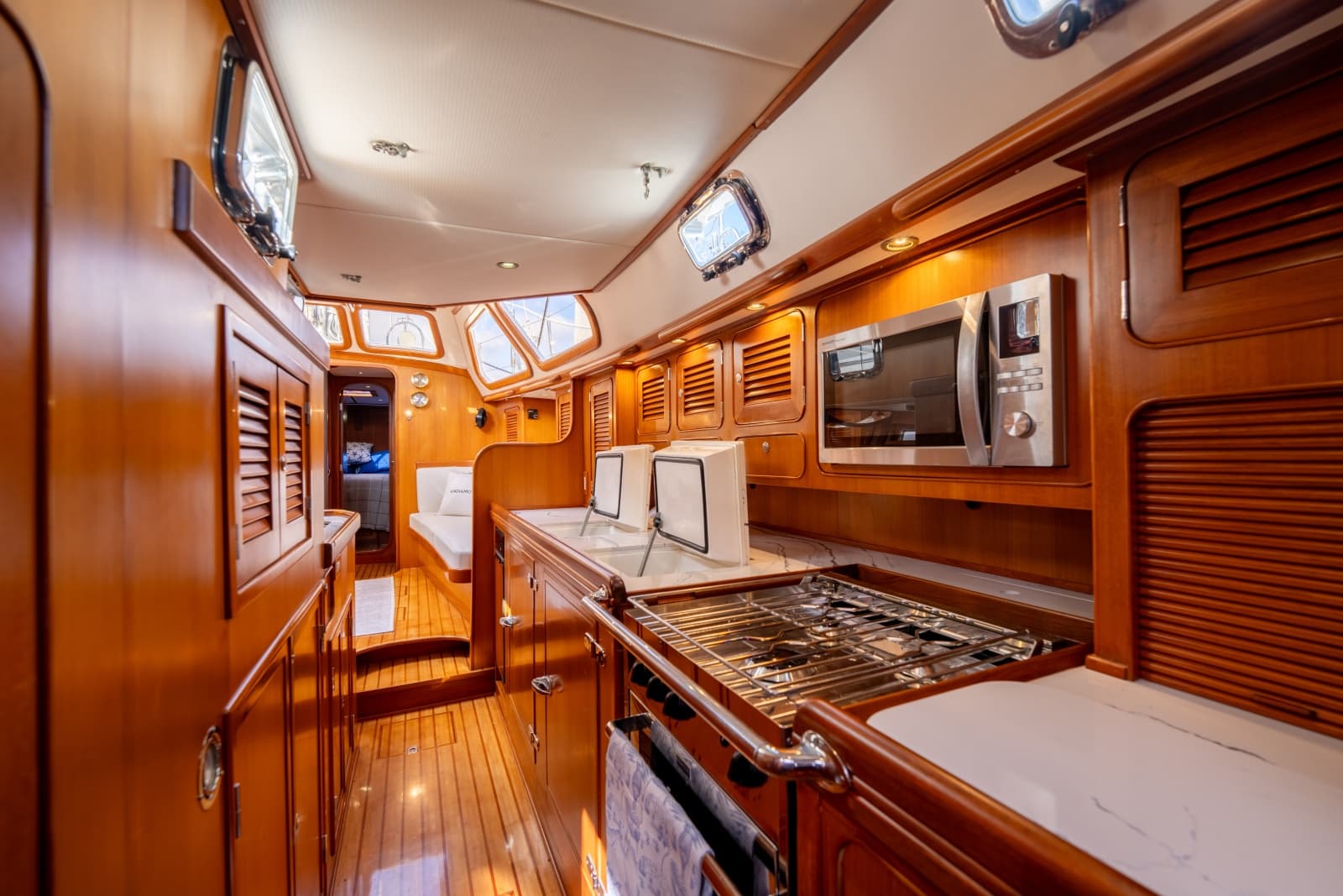 2004 Hylas 54 Center Cockpit