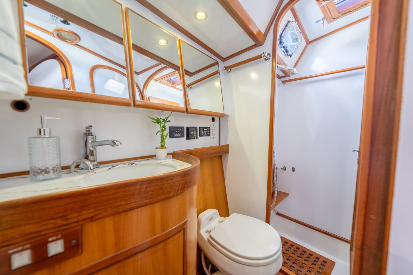 2004 Hylas 54 Center Cockpit