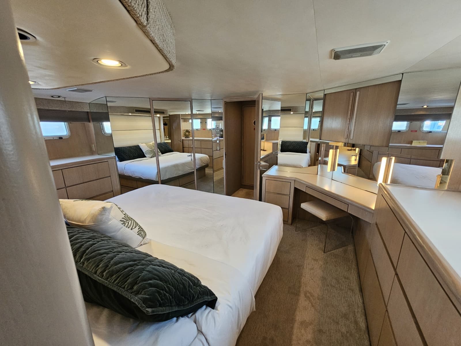 1991 Hatteras 70 Cockpit Motor Yacht