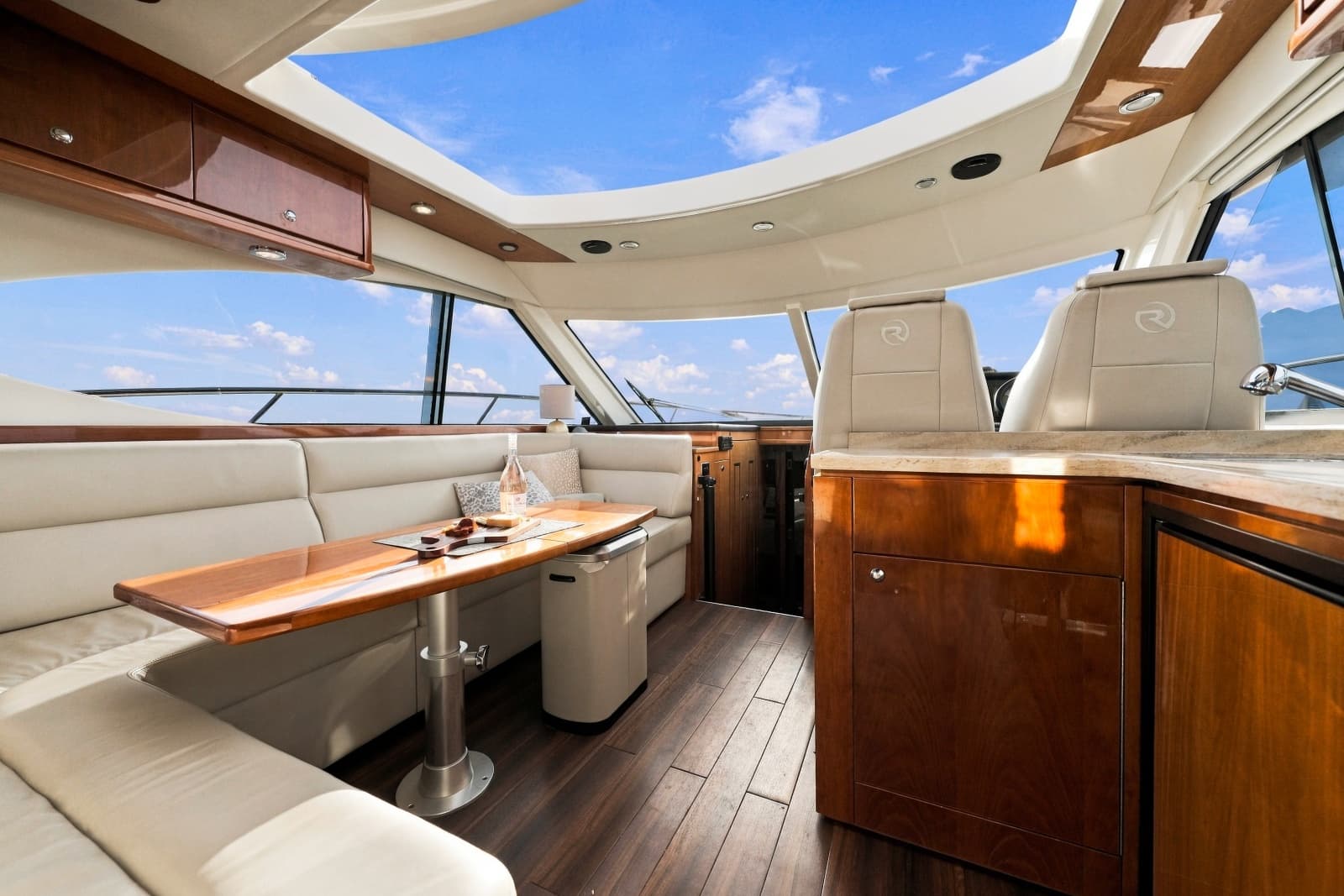 2015 Riviera 4400 Sport Yacht