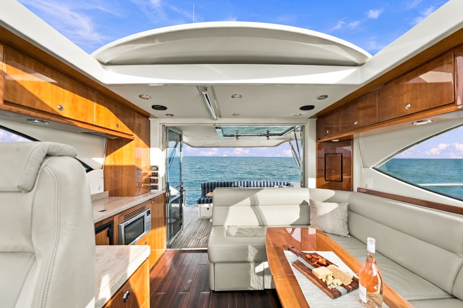 2015 Riviera 4400 Sport Yacht