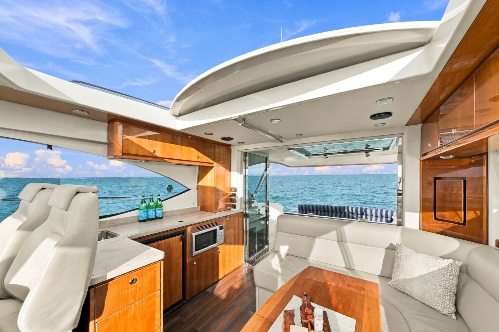 2015 Riviera 4400 Sport Yacht