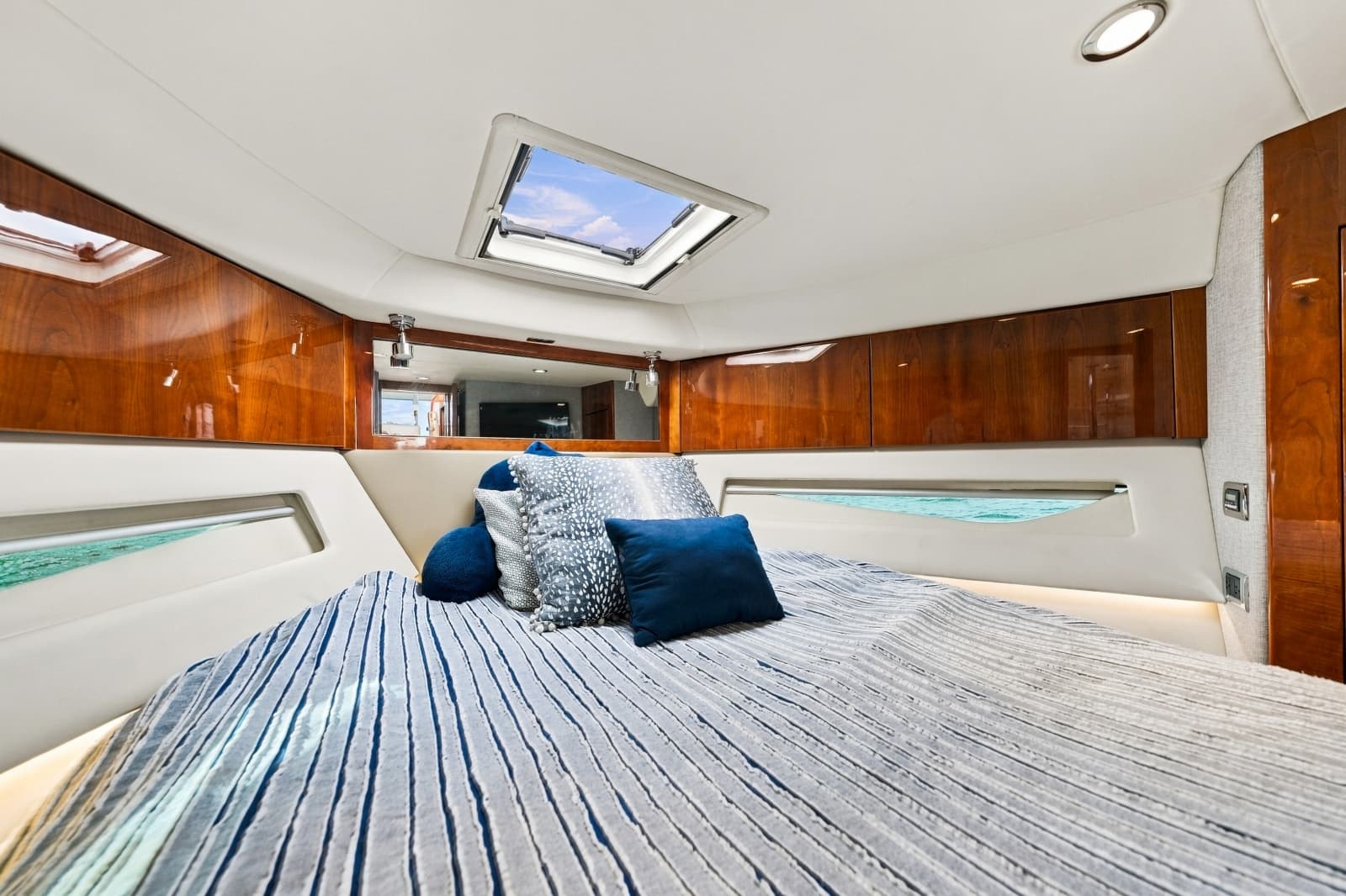 2015 Riviera 4400 Sport Yacht
