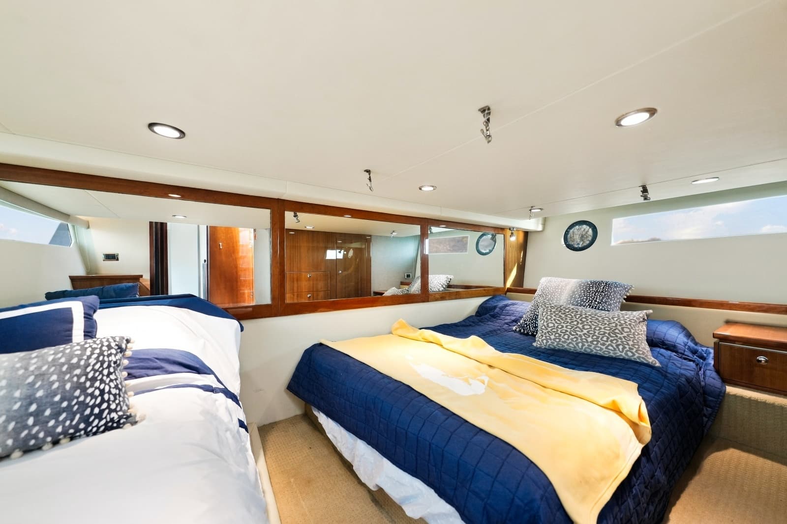 2015 Riviera 4400 Sport Yacht