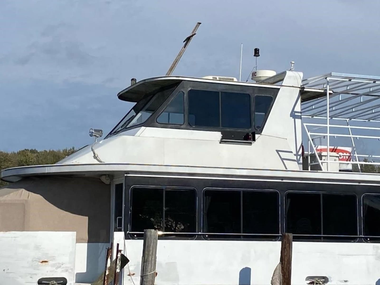 1998 Skipperliner 7300 Motor Yacht