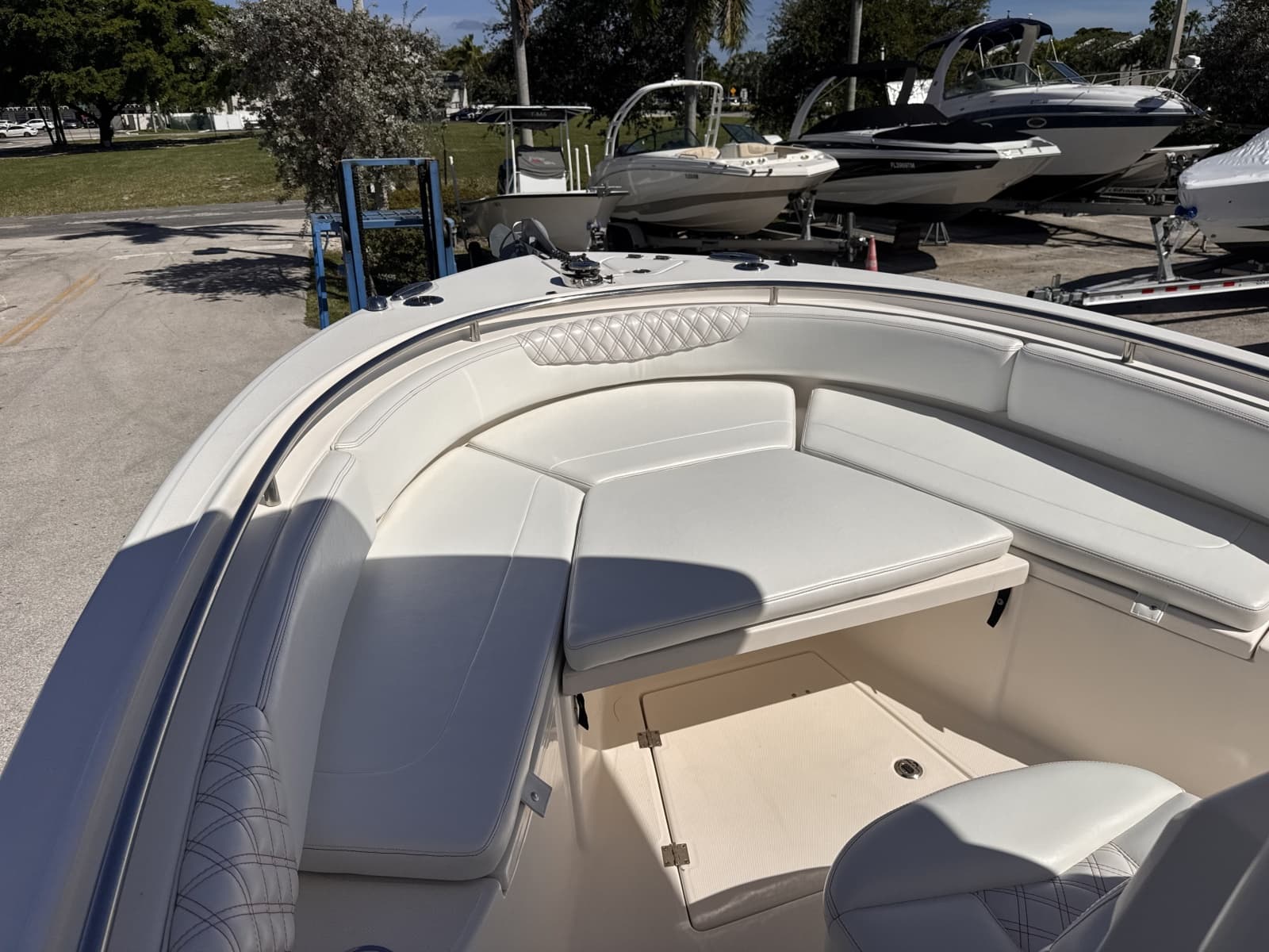 2017 Robalo R242
