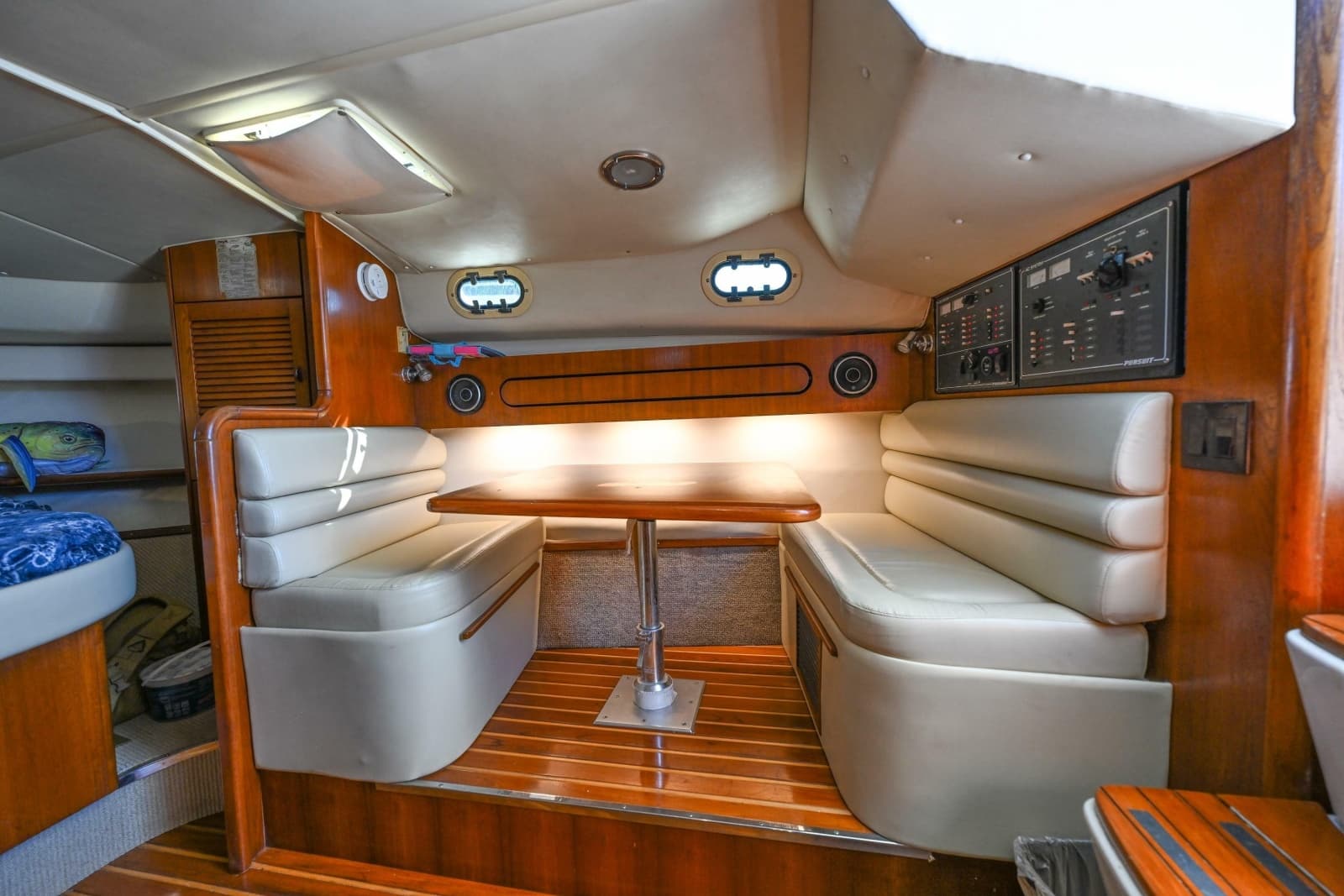 2000 Pursuit 3400 Express