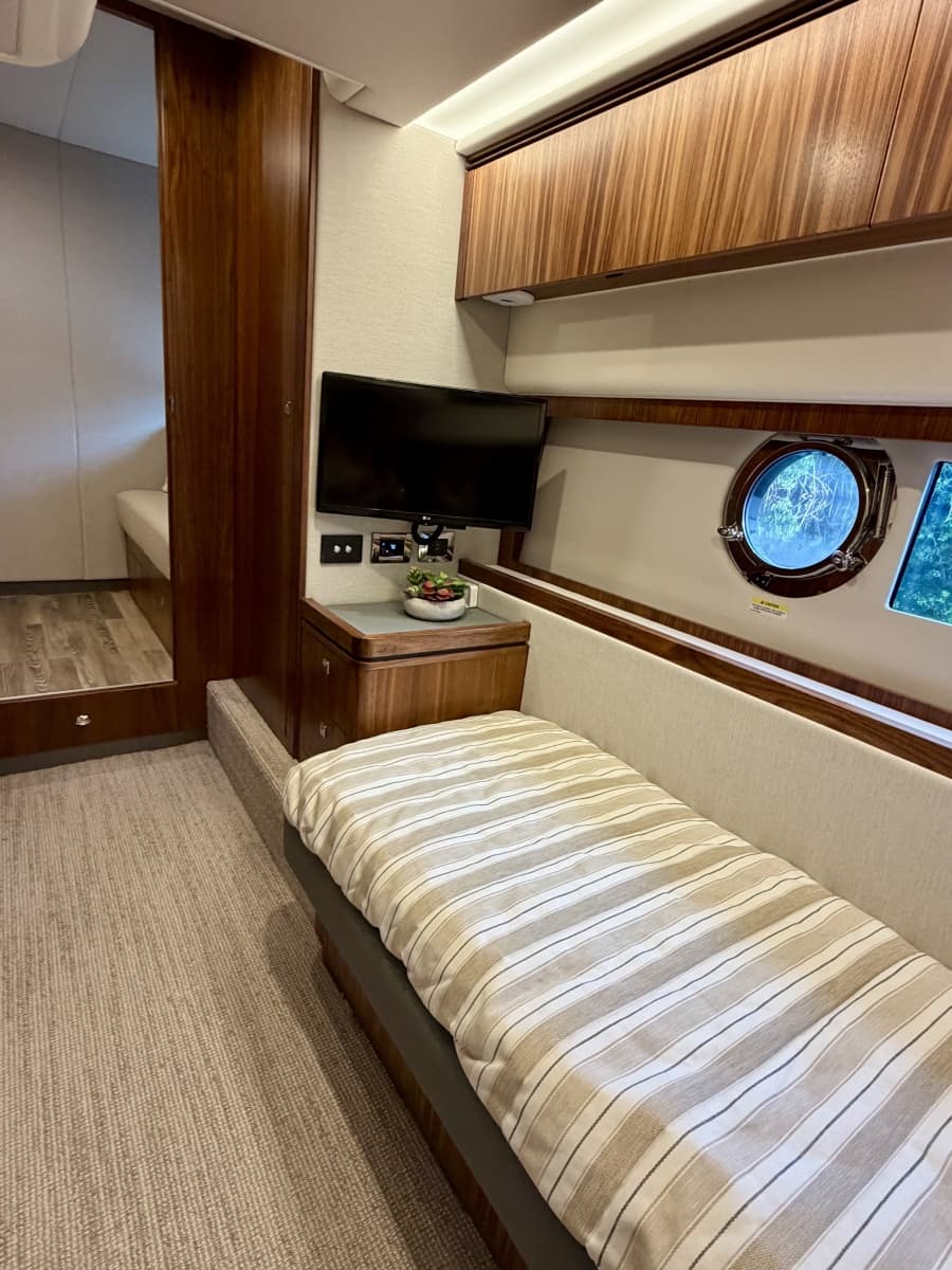 2020 Riviera 4800 Sport Yacht