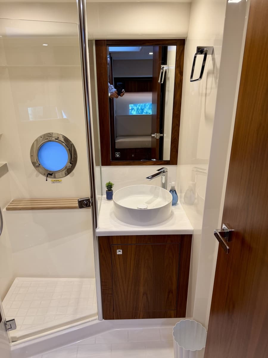 2020 Riviera 4800 Sport Yacht