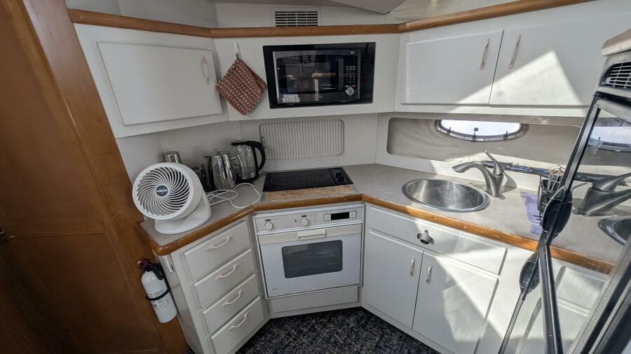 1994 Carver 370 AFT CABIN
