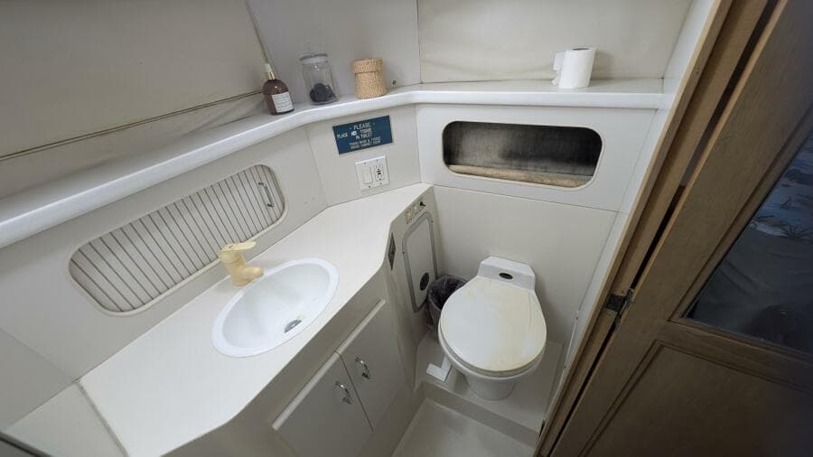 1994 Carver 370 AFT CABIN
