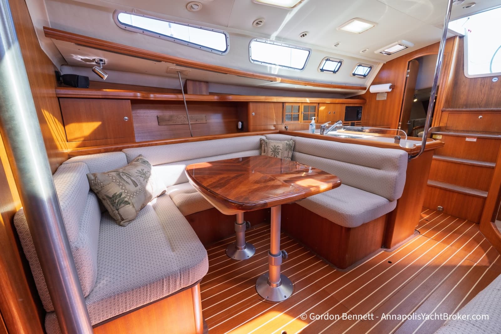 2005 Hunter 38