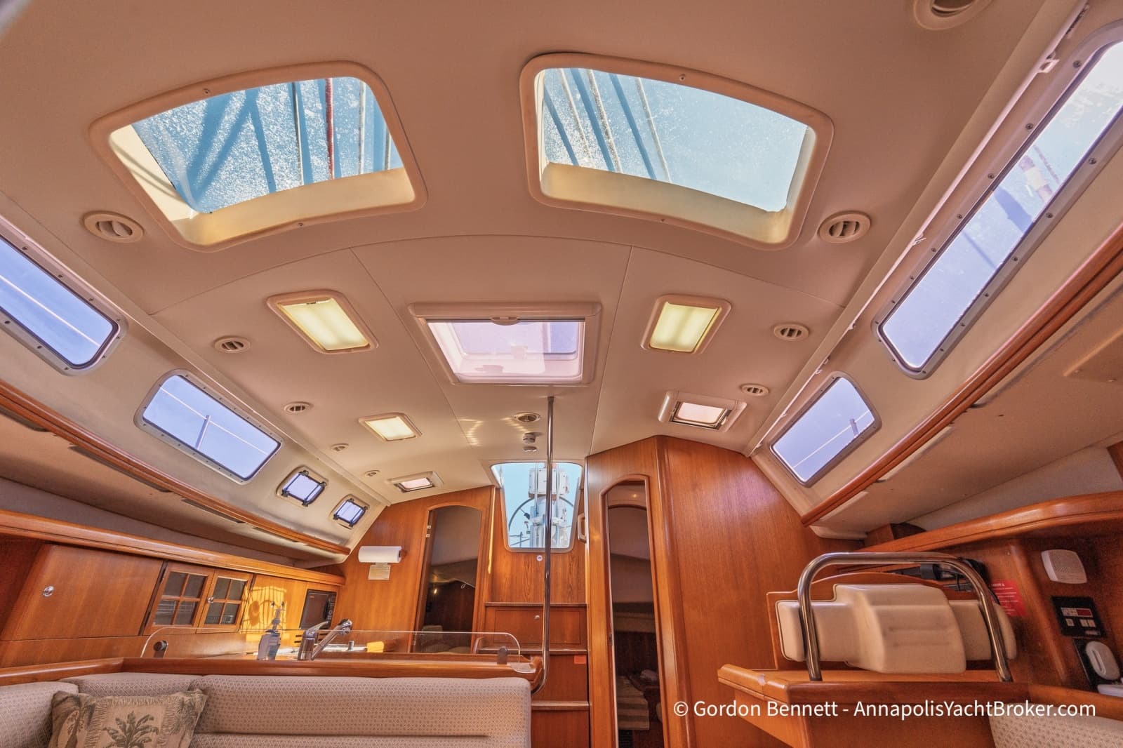 2005 Hunter 38