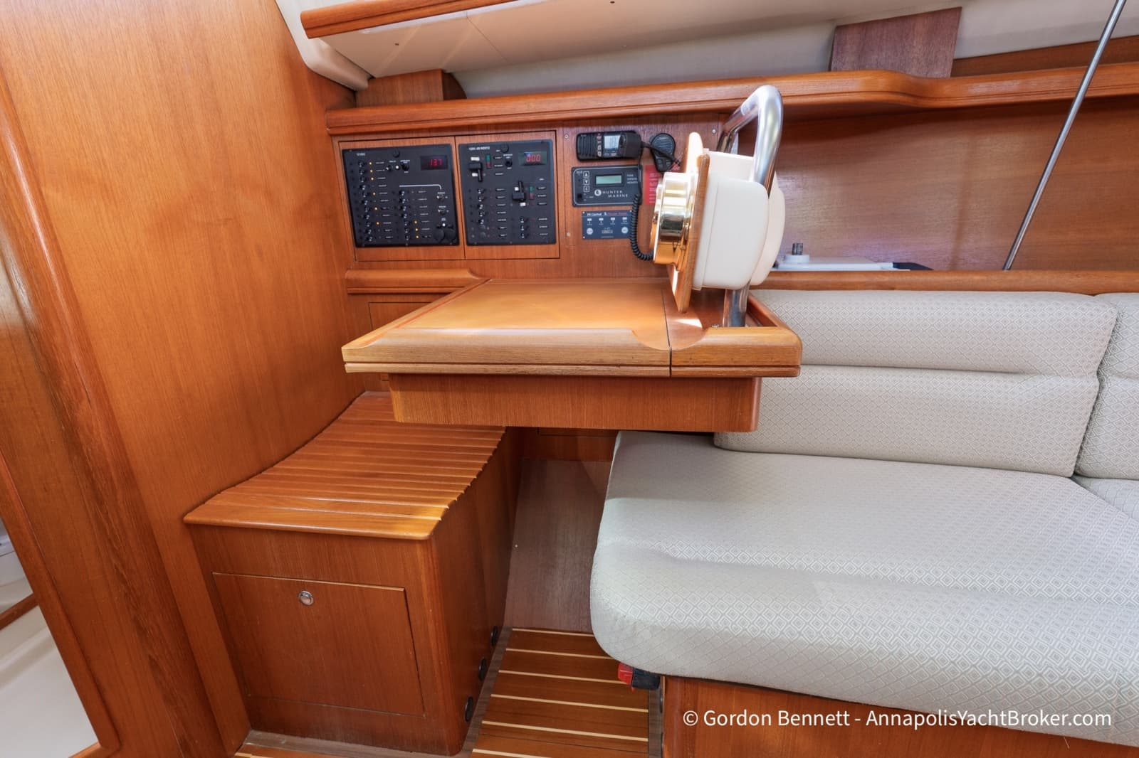 2005 Hunter 38