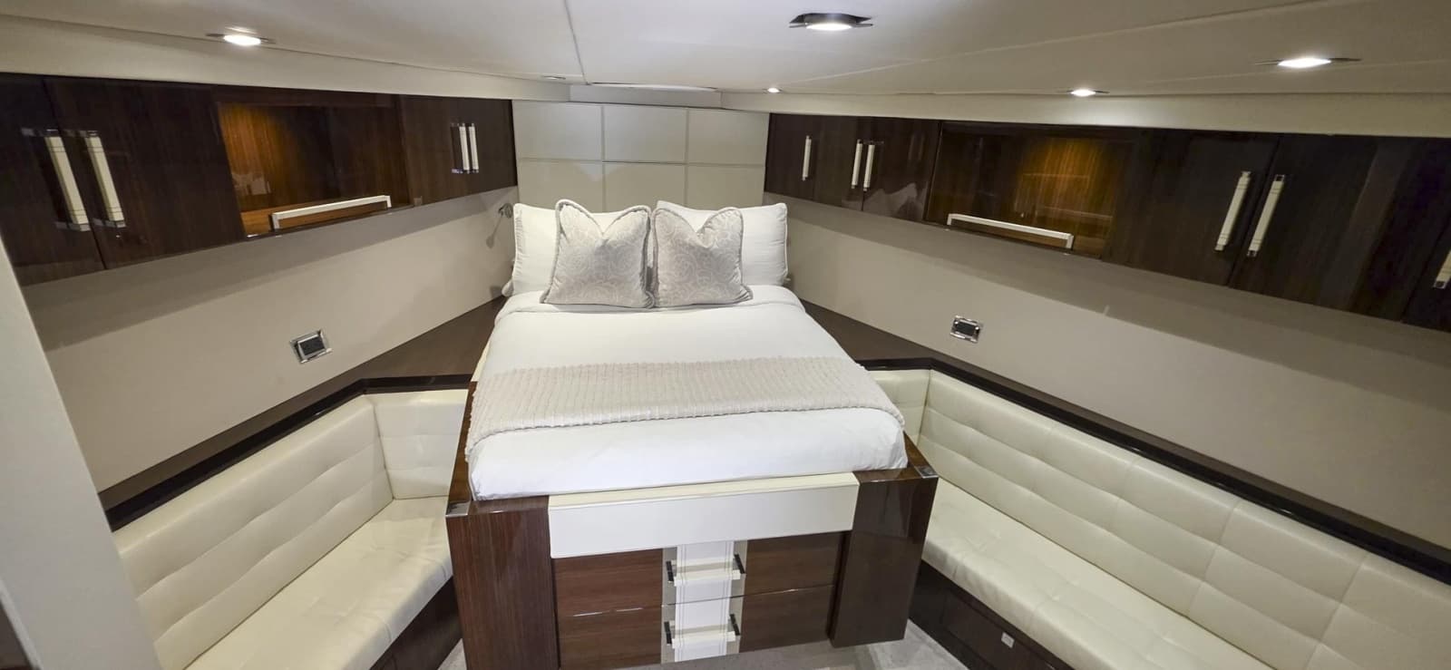 2012 Lazzara Yachts 