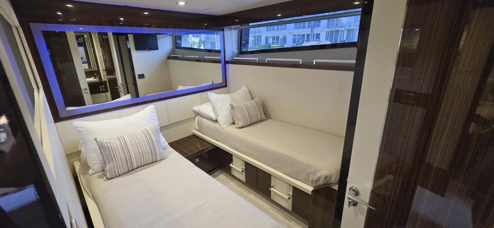 2012 Lazzara Yachts 