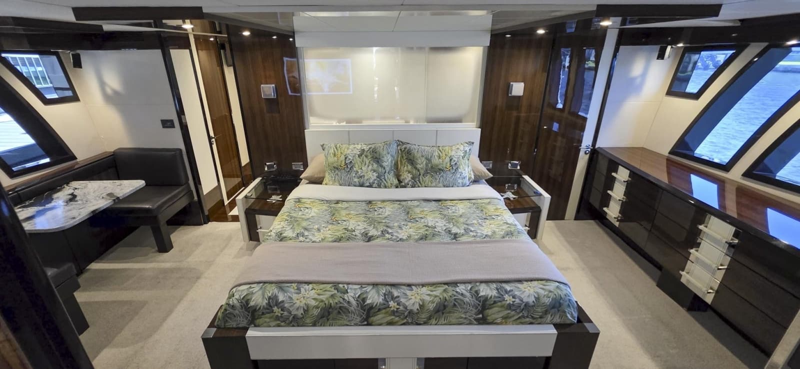 2012 Lazzara Yachts 