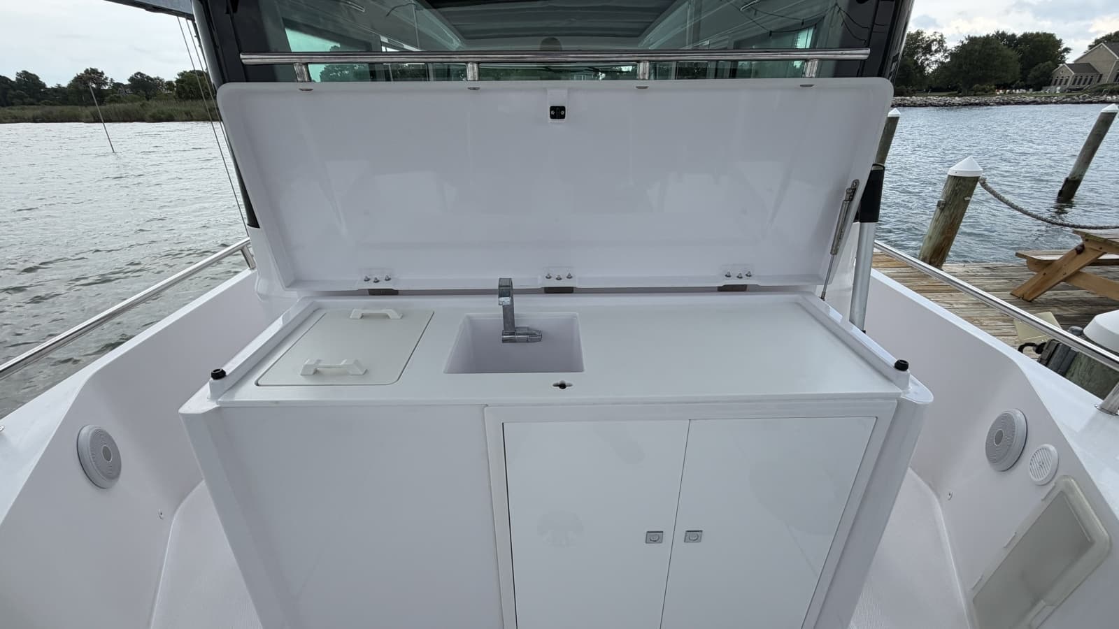 2023 Axopar 28 Cabin w/Wet Bar