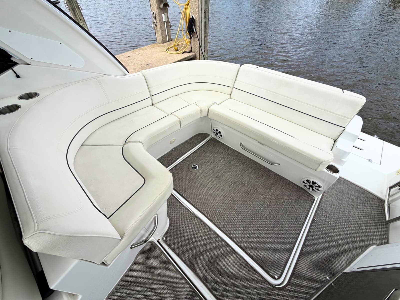 2018 Cruisers Yachts 35 Express