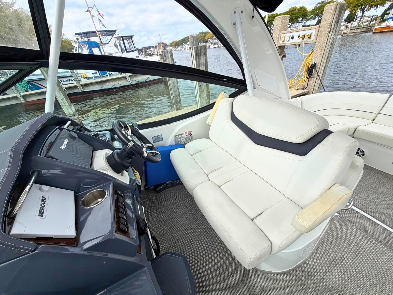 2018 Cruisers Yachts 35 Express