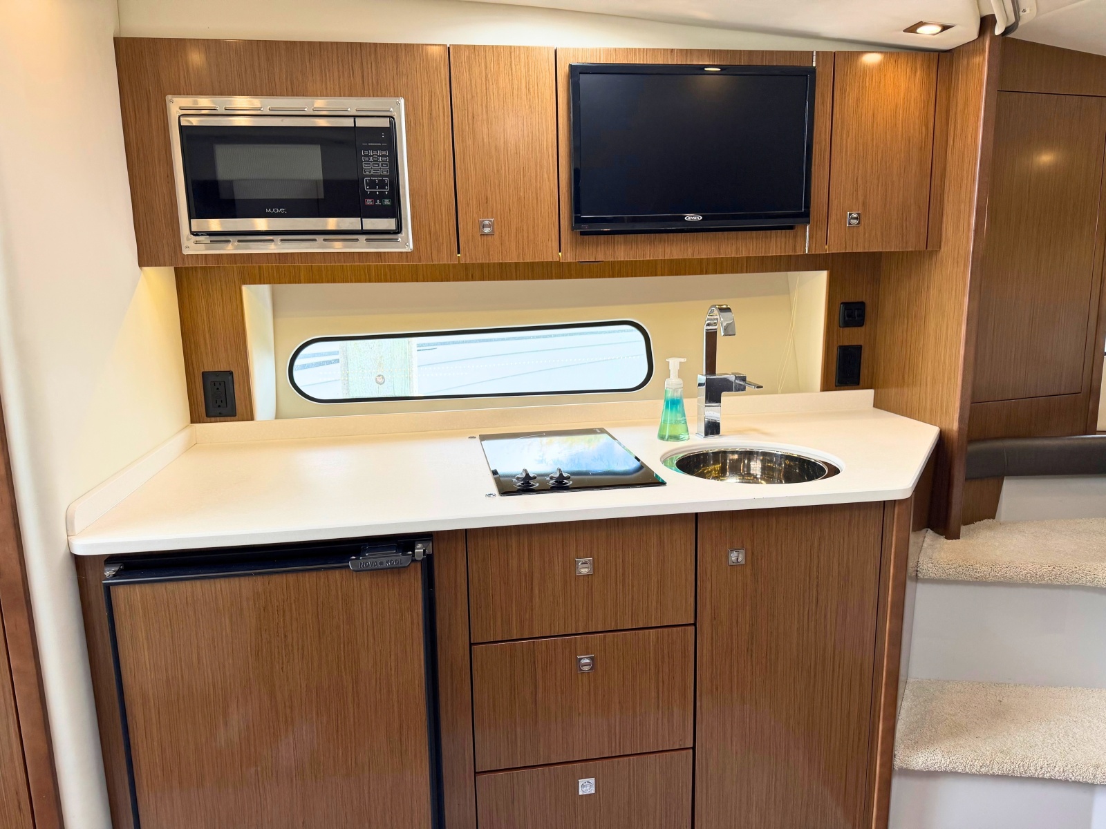 2018 Cruisers Yachts 35 Express
