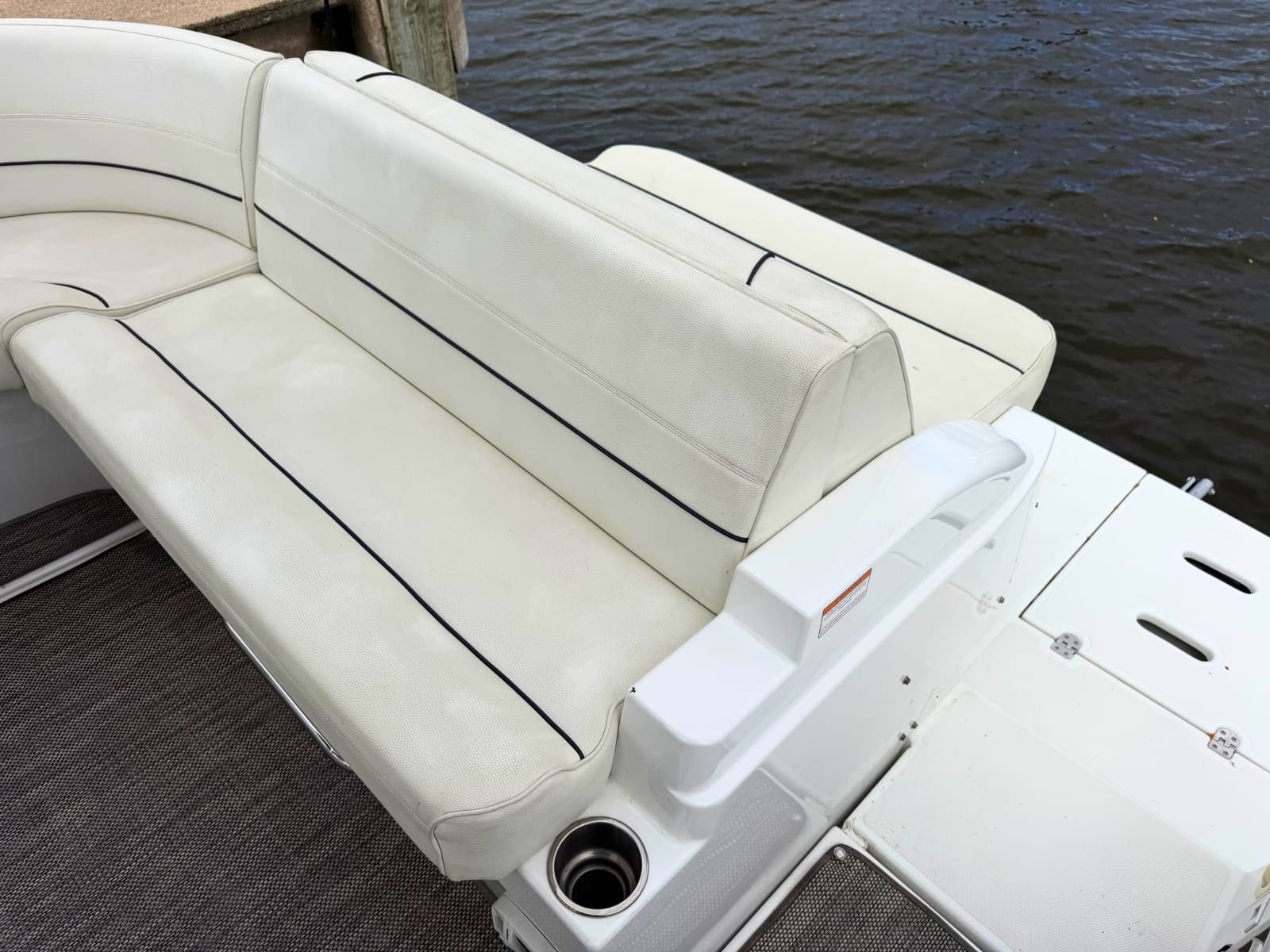 2018 Cruisers Yachts 35 Express