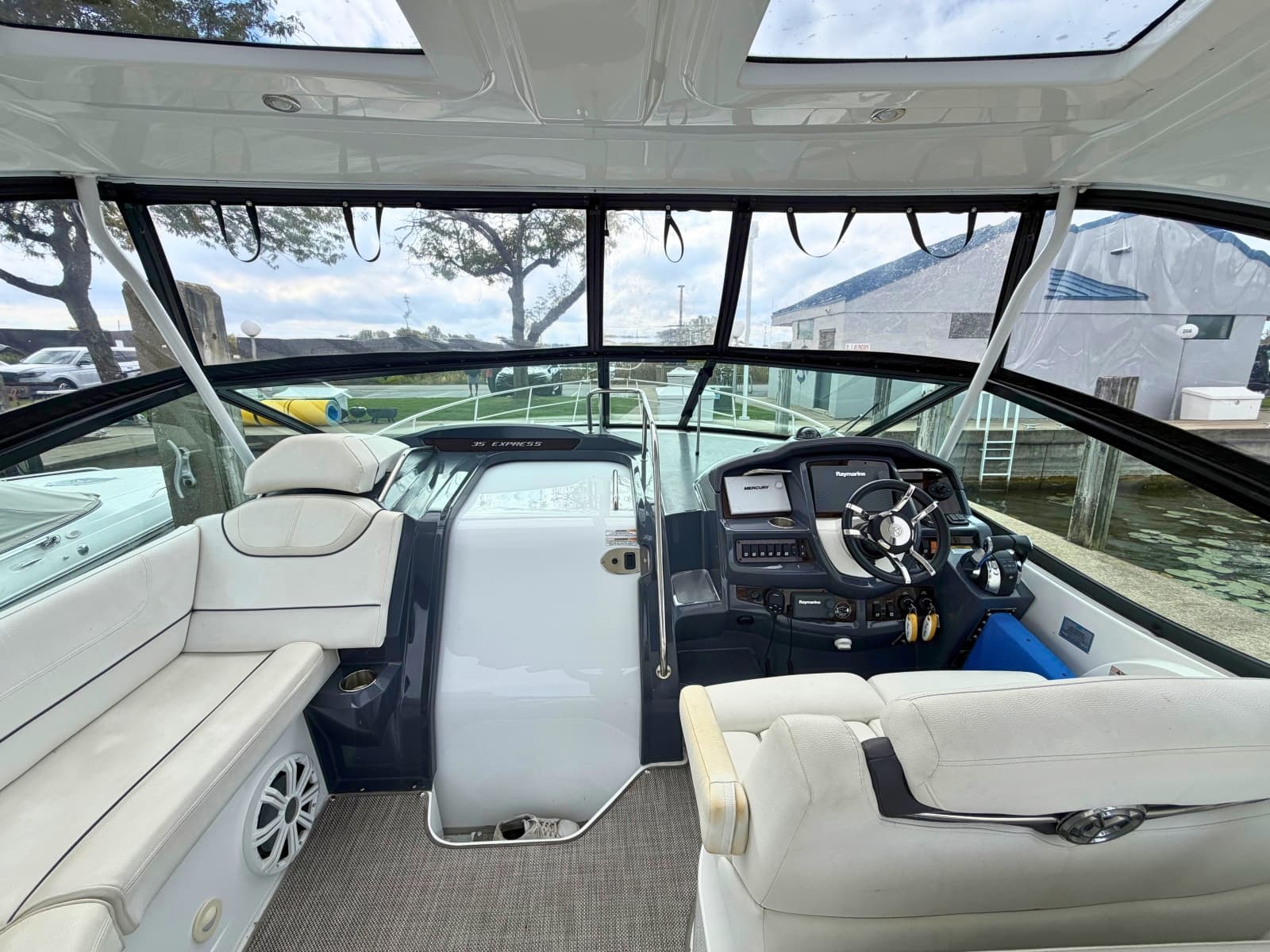 2018 Cruisers Yachts 35 Express