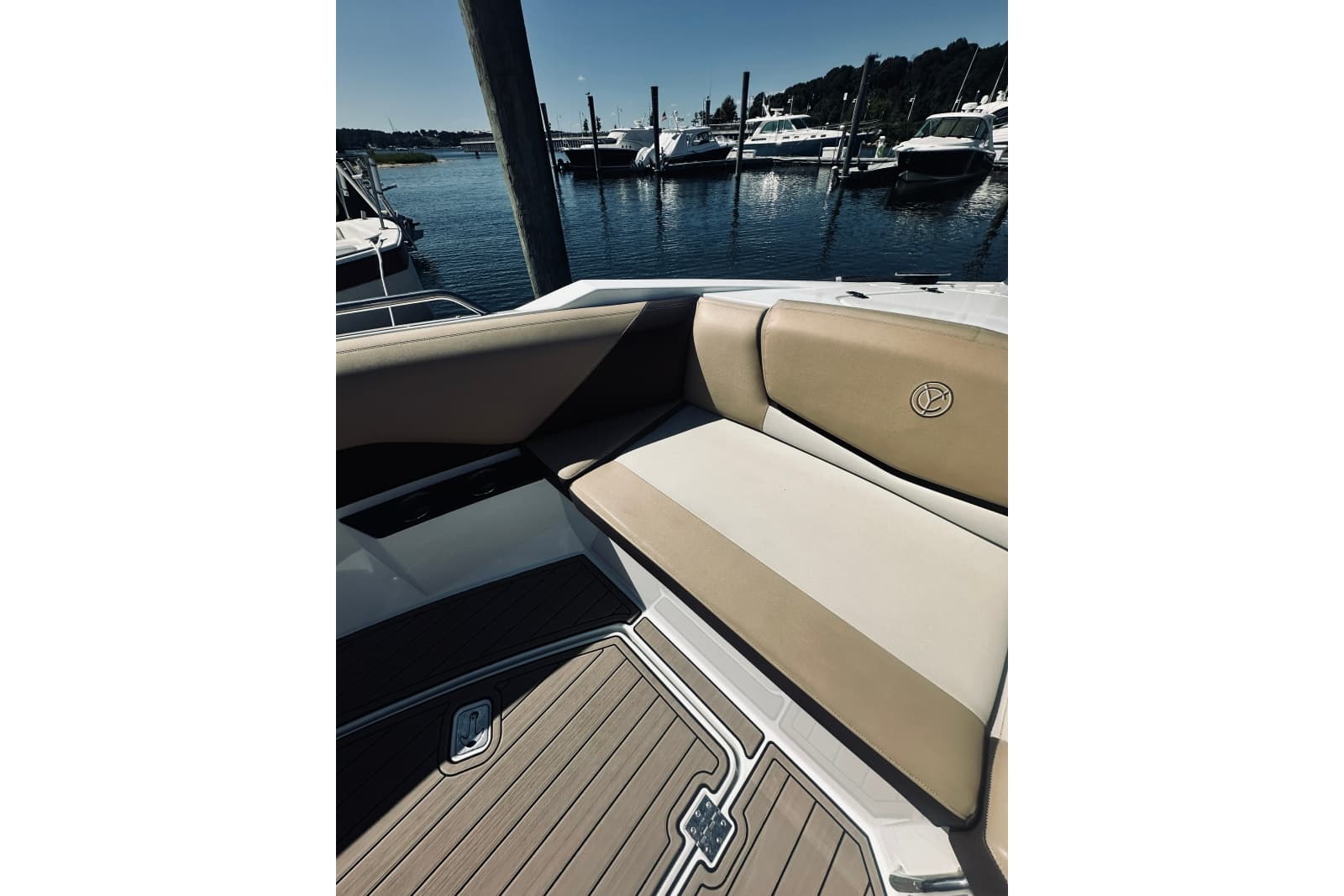 2015 Cruisers Sport Series 328 Bow Rider