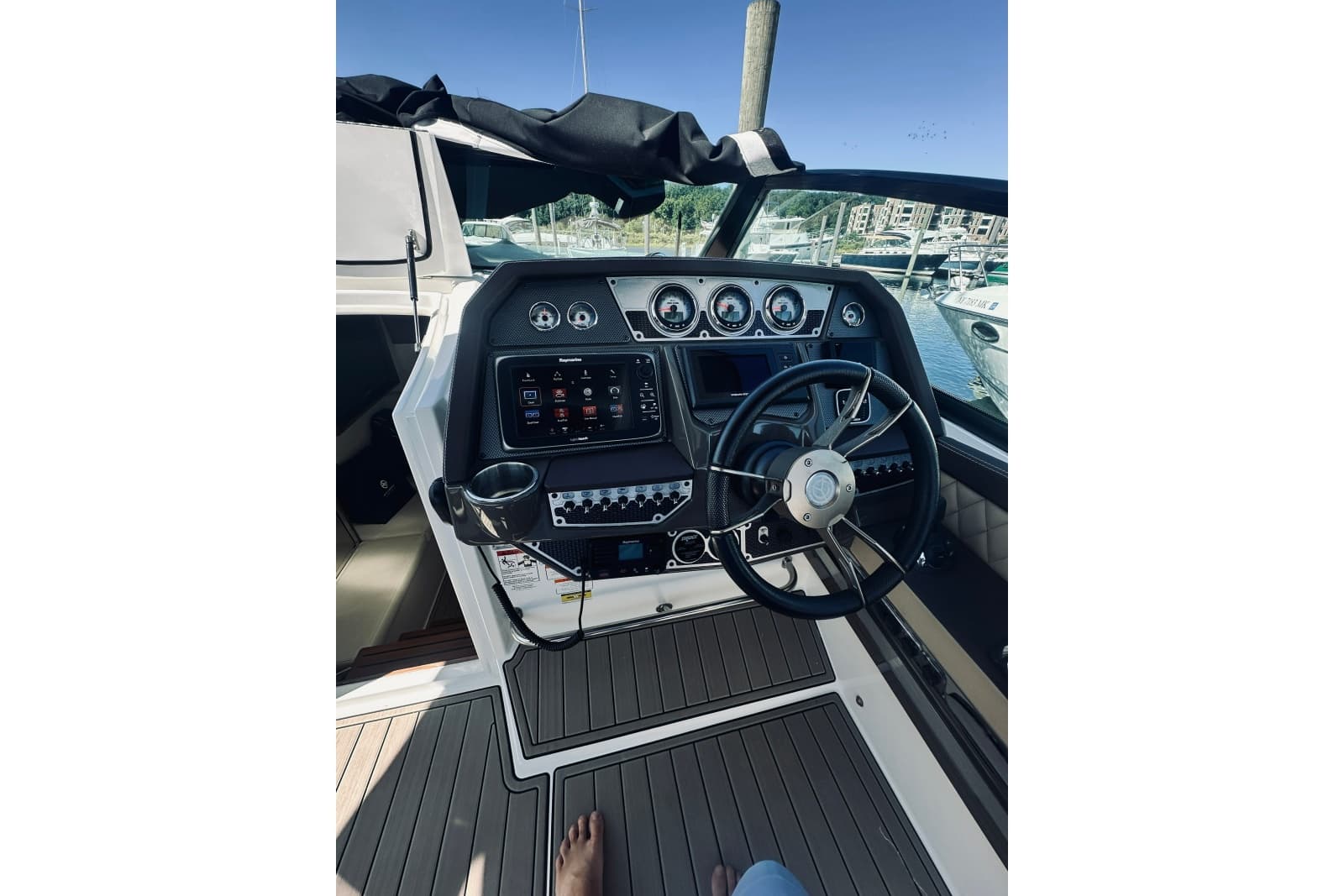2015 Cruisers Sport Series 328 Bow Rider