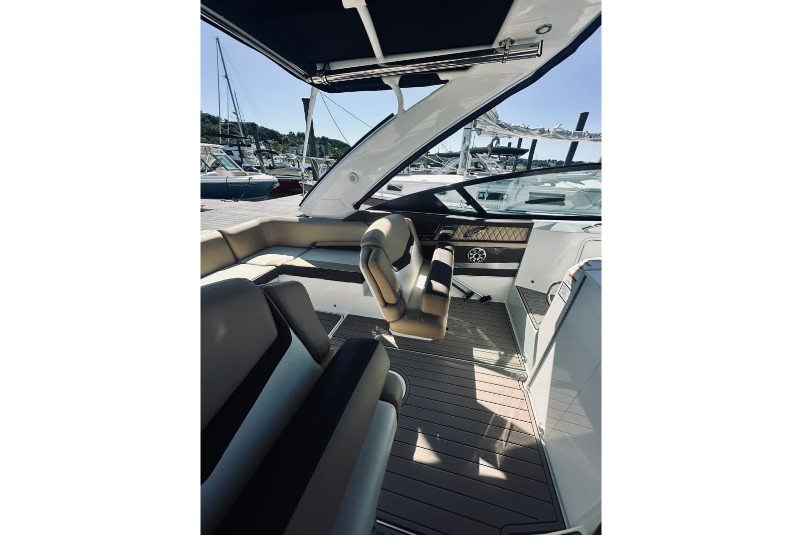 2015 Cruisers Sport Series 328 Bow Rider