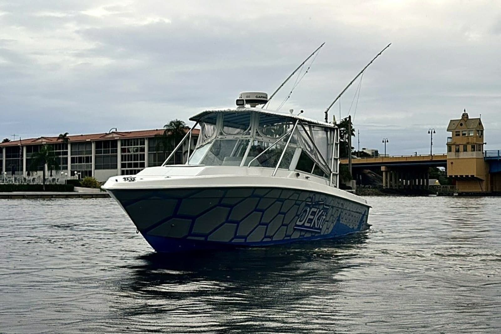 2003 Contender 35 Side Console