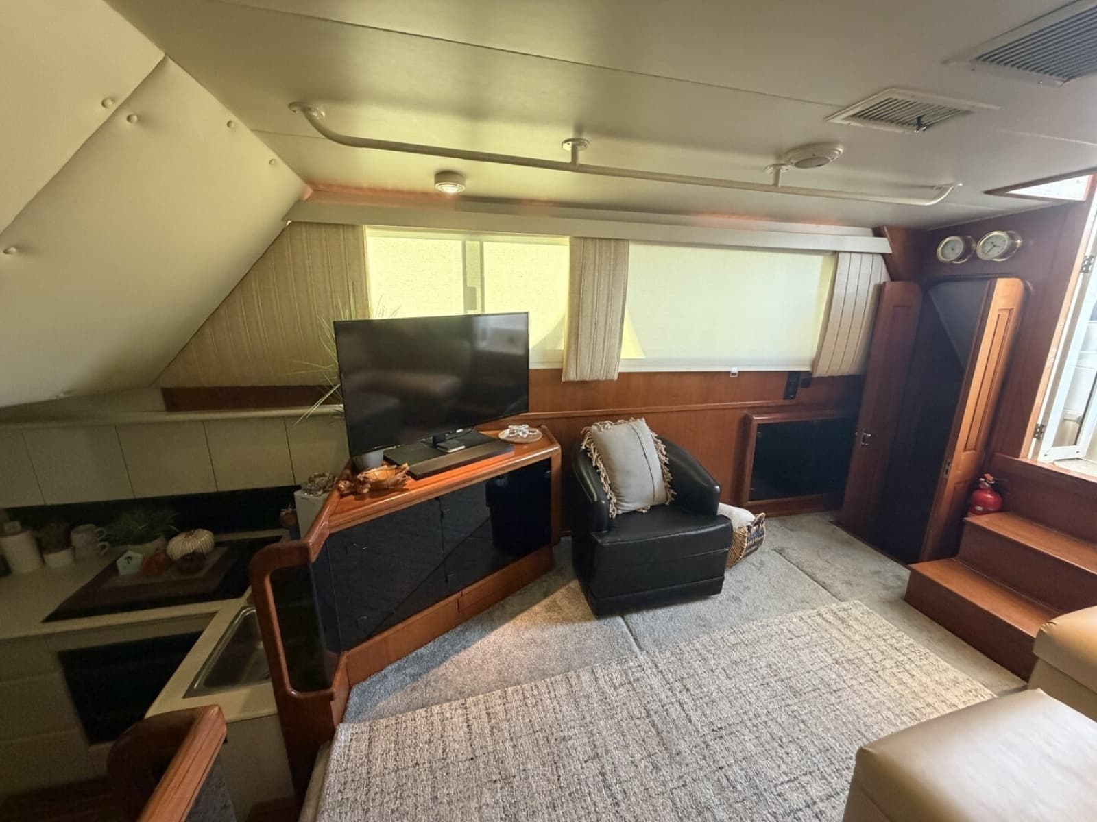 1990 Viking 44 Aft Cabin Motor Yacht