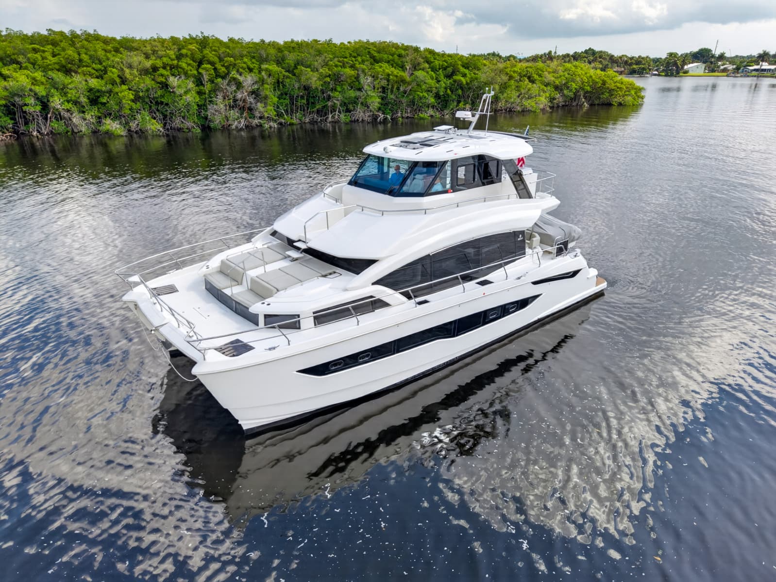2025 Aquila 54 YACHT