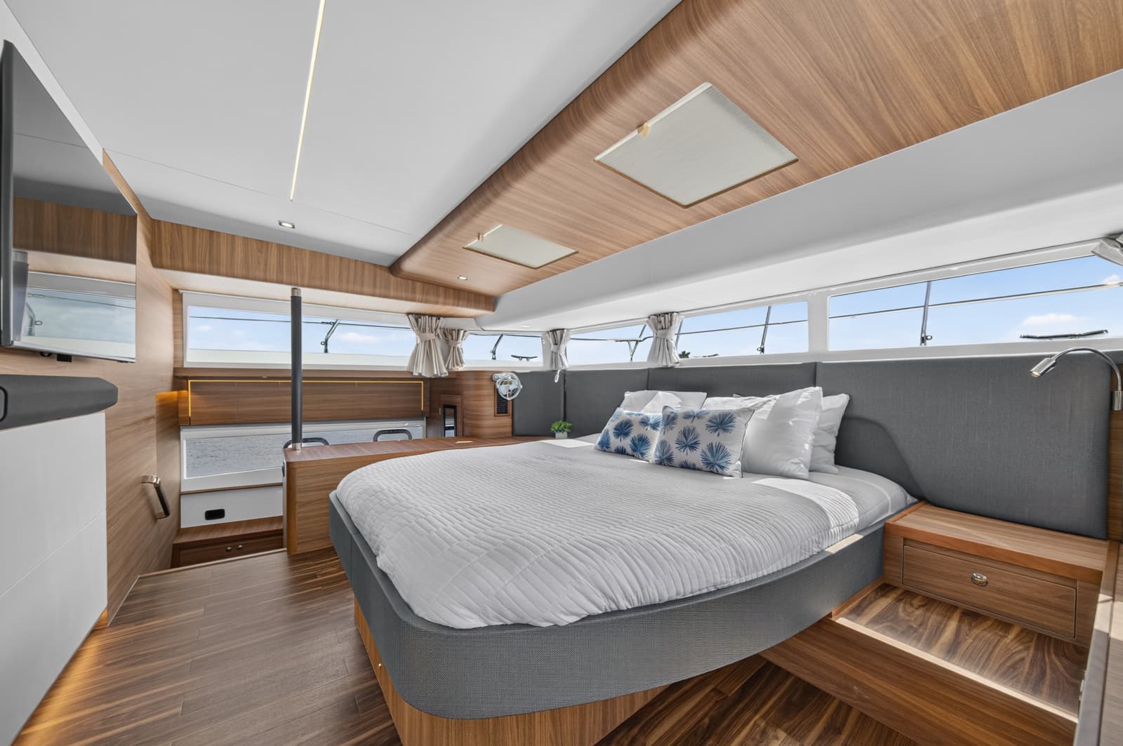 2025 Aquila 54 YACHT
