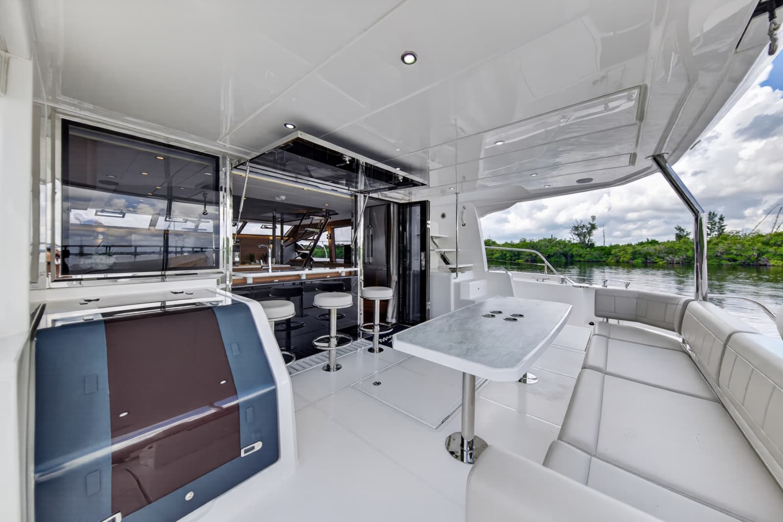 2025 Aquila 54 YACHT