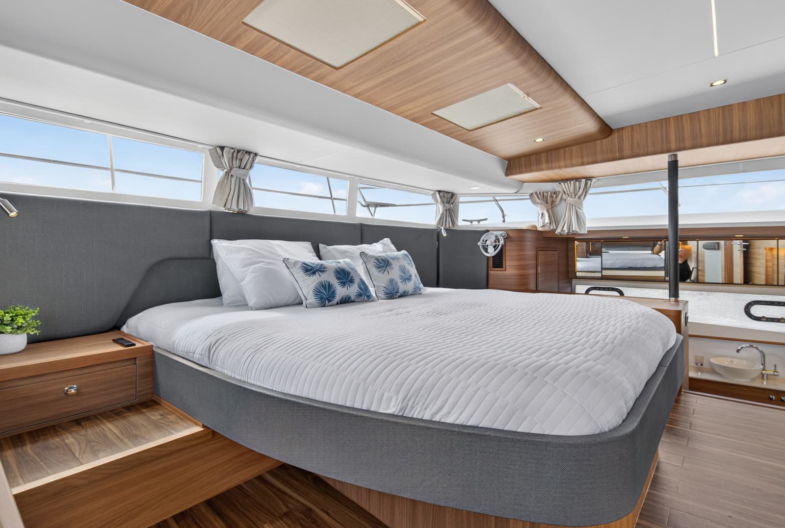2025 Aquila 54 YACHT