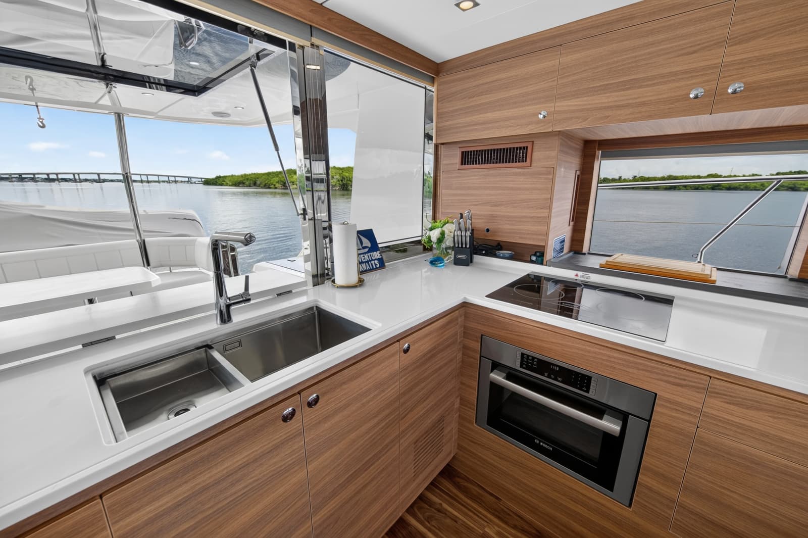 2025 Aquila 54 YACHT
