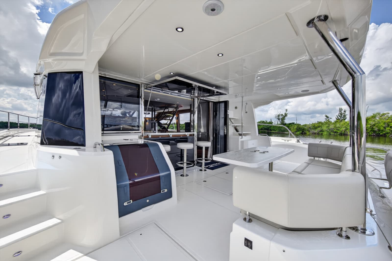 2025 Aquila 54 YACHT