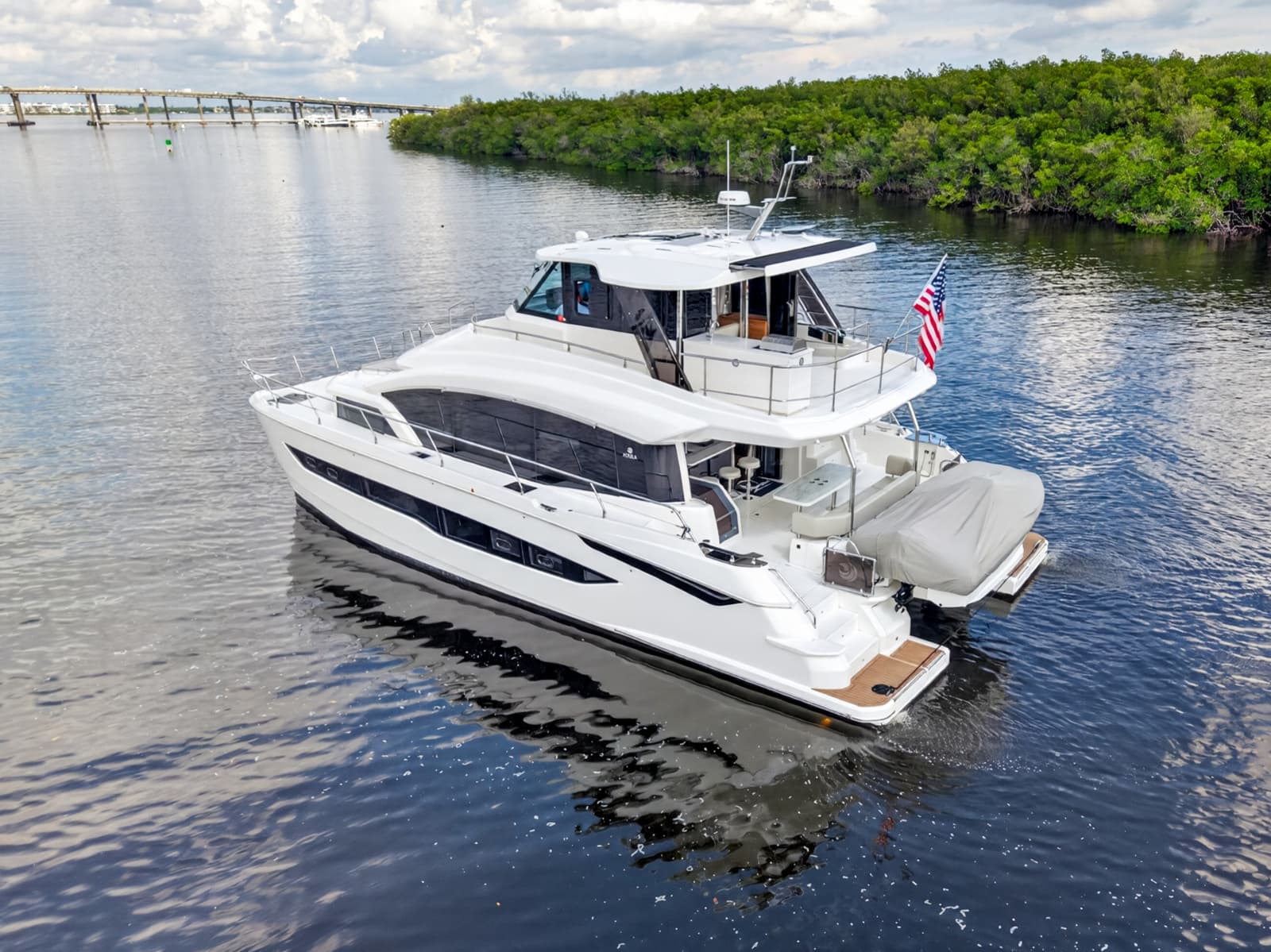 2025 Aquila 54 YACHT