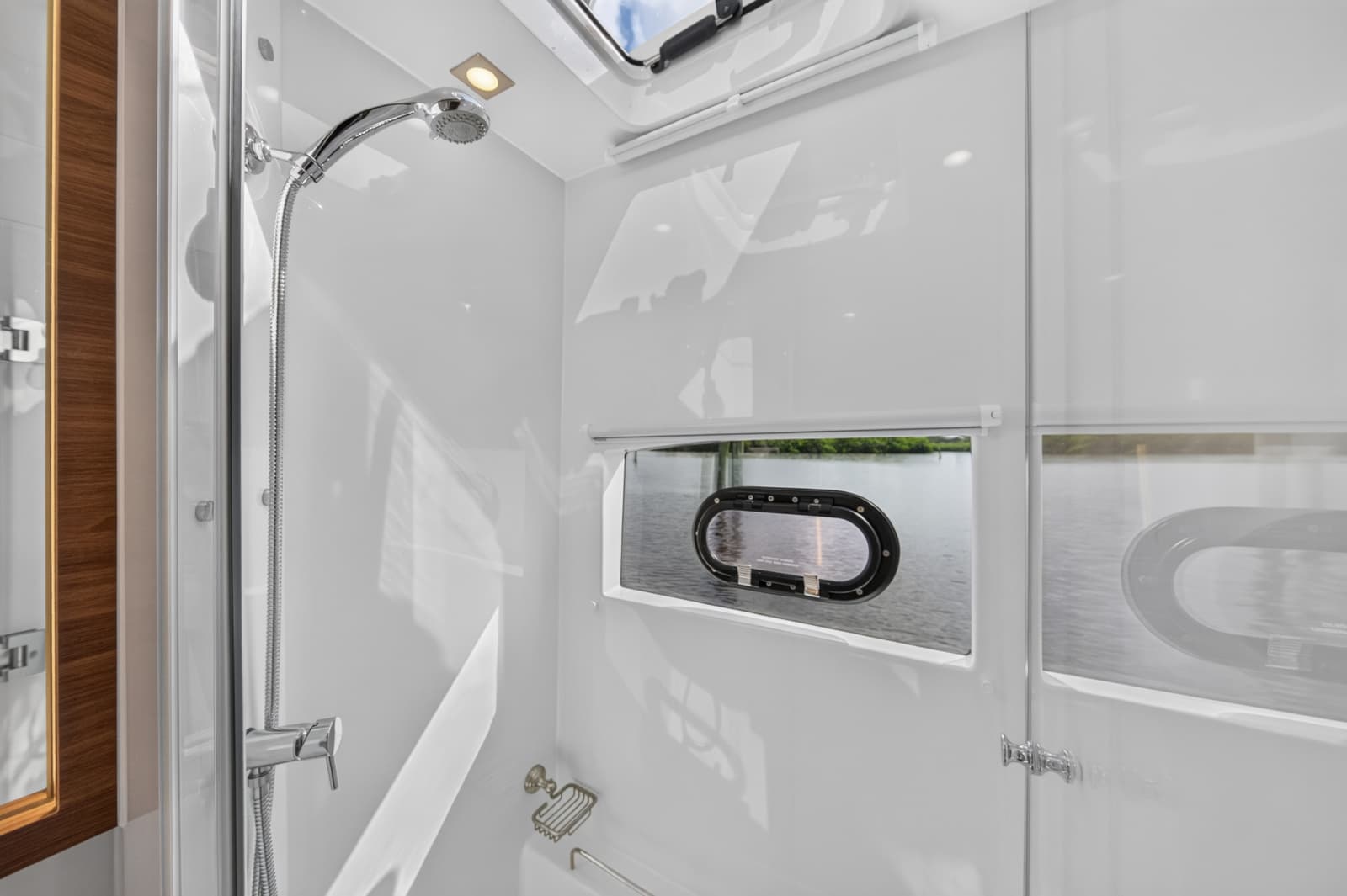 2025 Aquila 54 YACHT