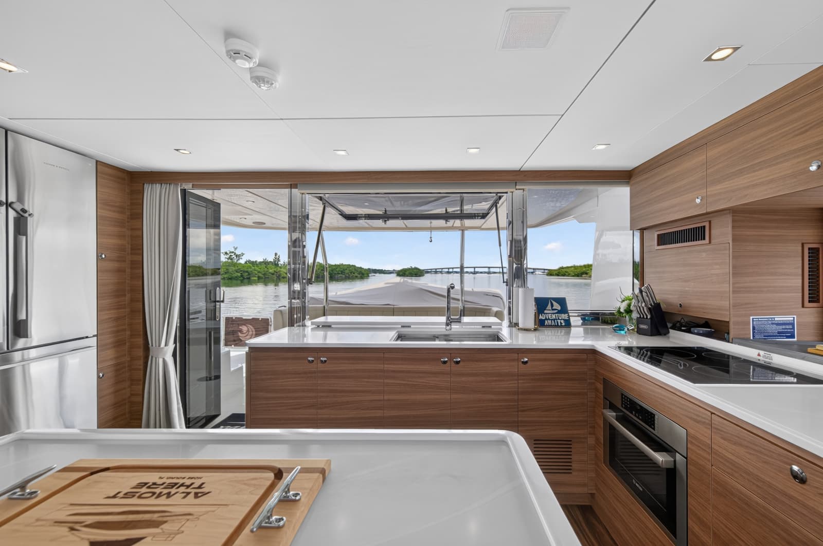 2025 Aquila 54 YACHT