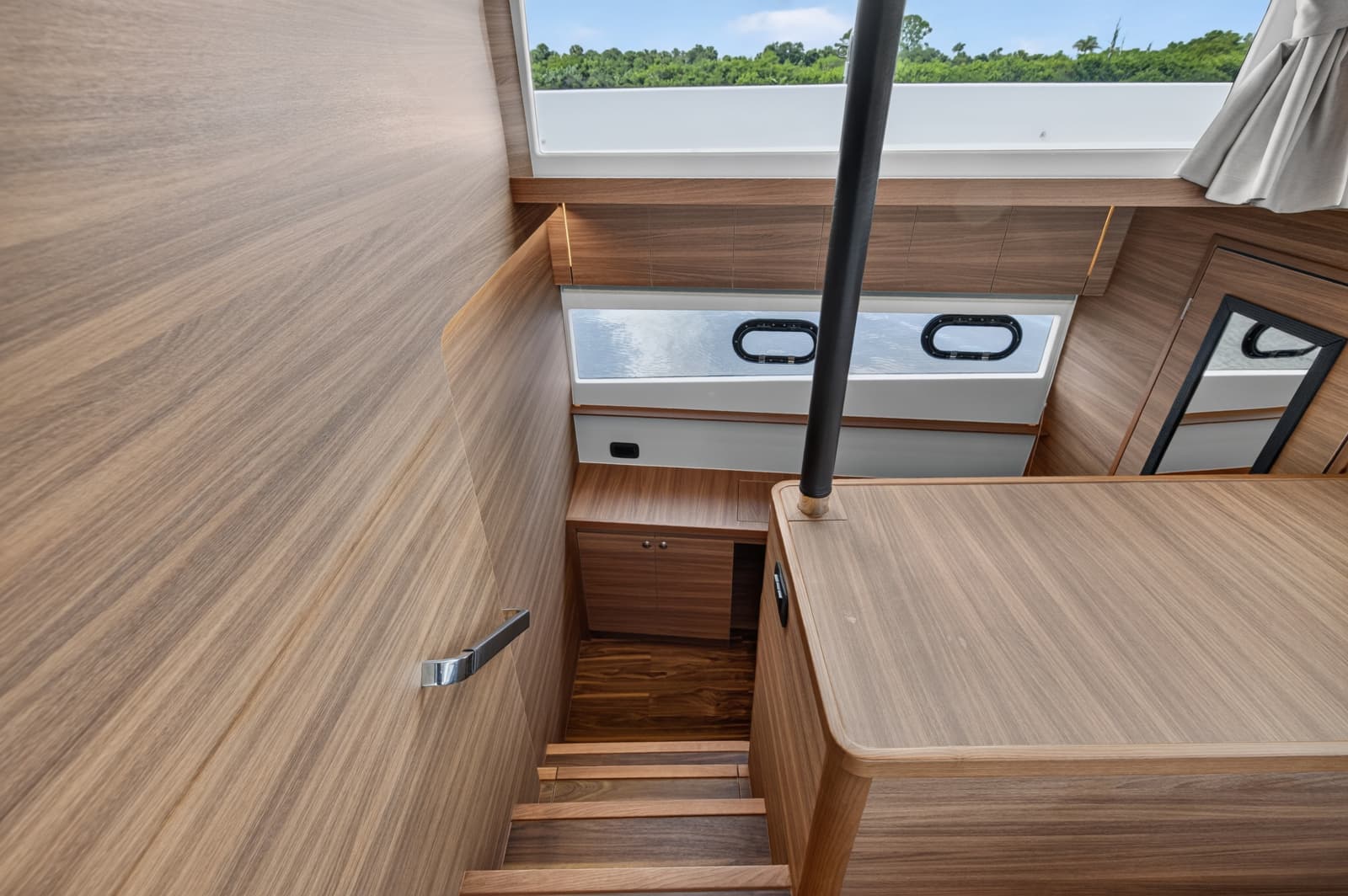 2025 Aquila 54 YACHT