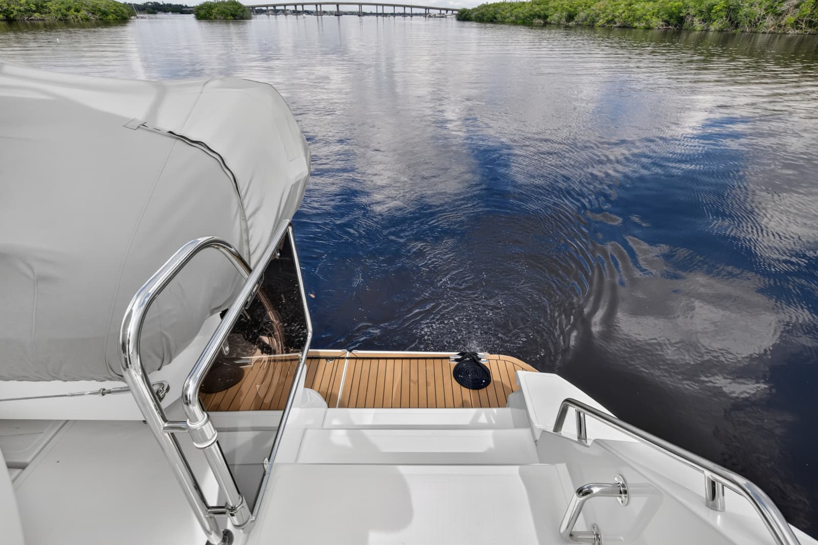 2025 Aquila 54 YACHT