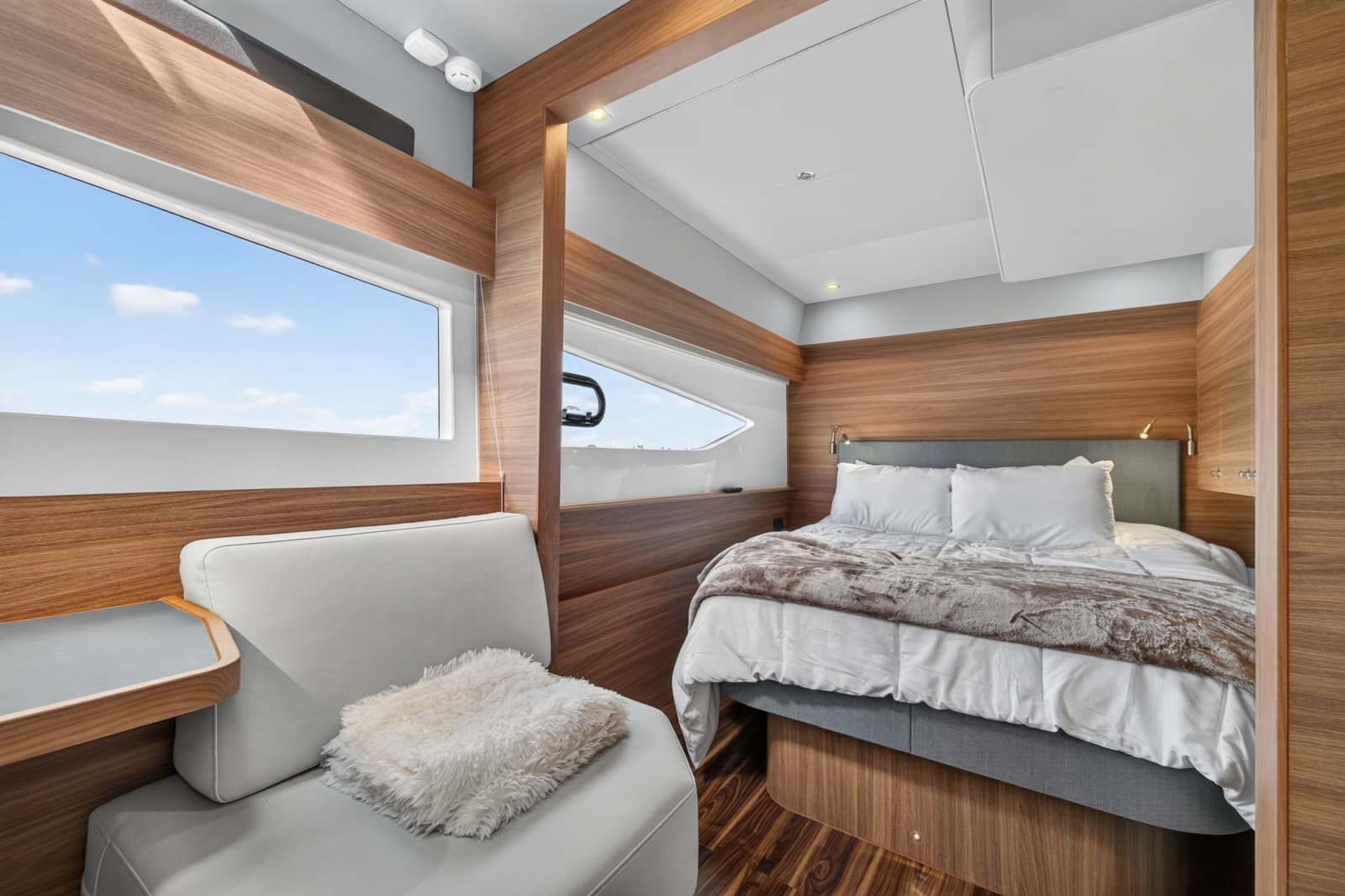 2025 Aquila 54 YACHT