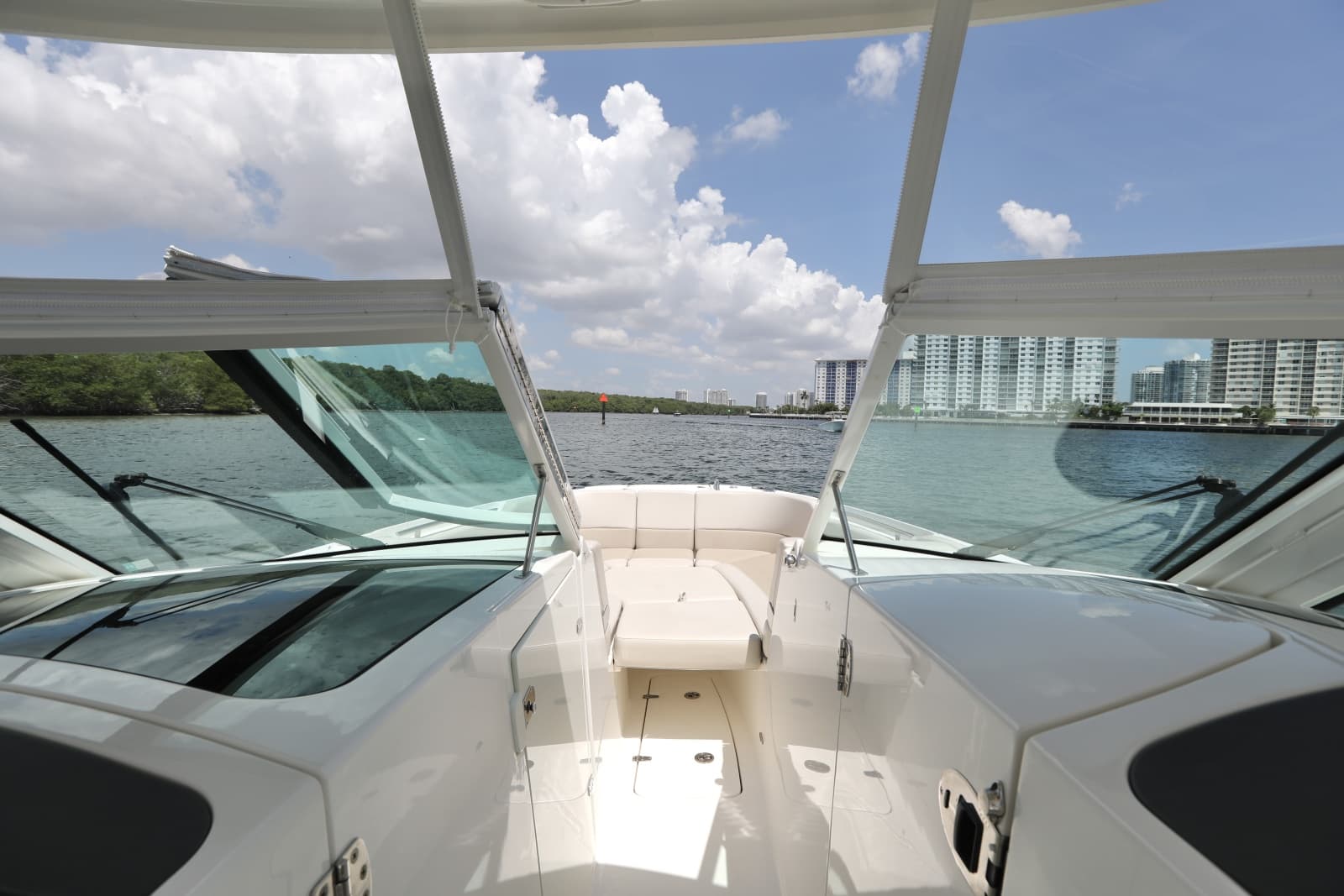 2016 Boston Whaler 320 Vantage