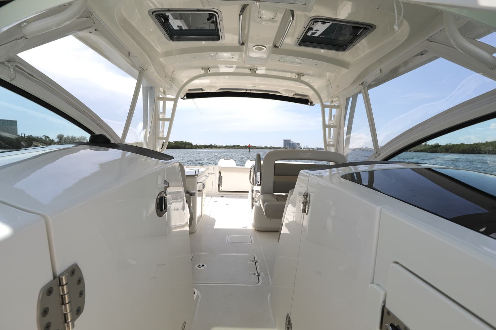 2016 Boston Whaler 320 Vantage