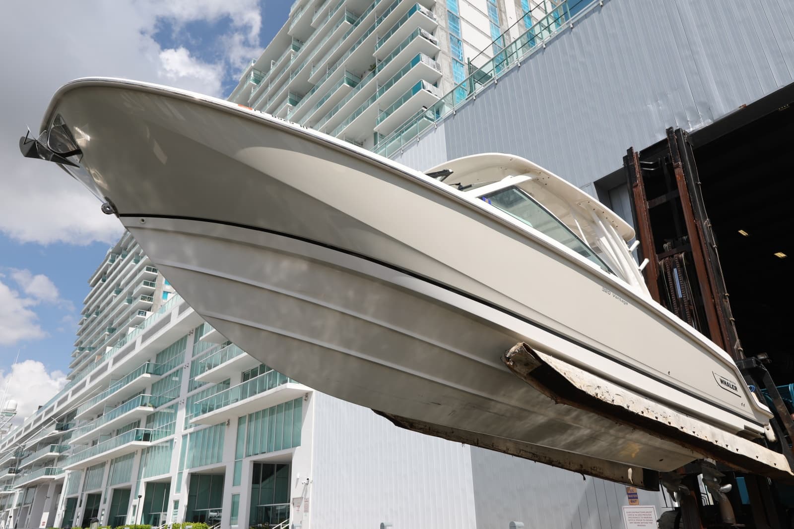 2016 Boston Whaler 320 Vantage