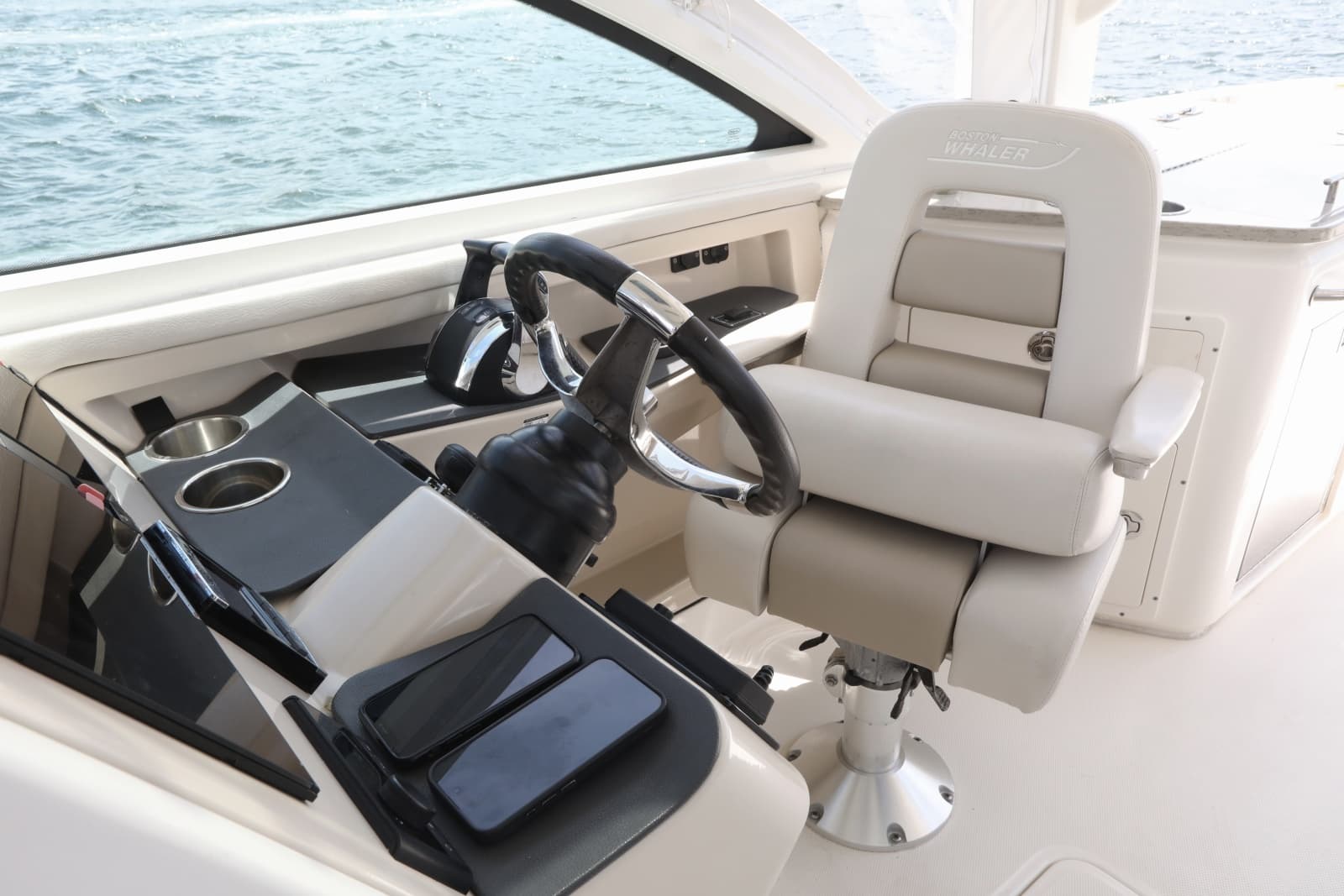 2016 Boston Whaler 320 Vantage